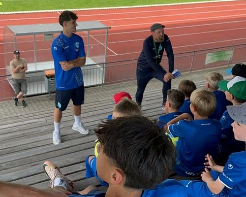 Nevio Schembri besucht das Kickers-Camp in Herrenberg