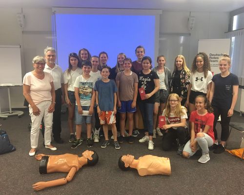 C-Juniorinnen des VfL Herrenberg besuchen einen Termin der „Prüfen, Rufen, Drücken“-Kampagne